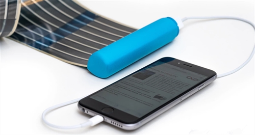 世界首款卷轴式太阳能充电宝:阴天也能用_互联