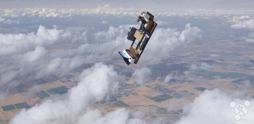 秀操作？国外极限爱好者3000米高空打游戏