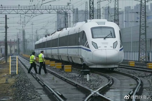 老外羡慕！中国新型高科技高铁亮相：更酷