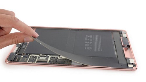 新iPad Pro拆解:内部大改 榨干每一寸空间