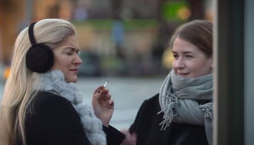 这个广告牌超有创意 吸烟人一靠近就让它咳嗽