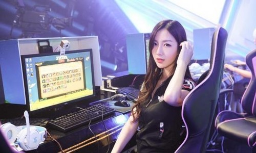 美女自述电竞圈内幕:天天陪睡、裸露直播_互联网头条-中关村在线