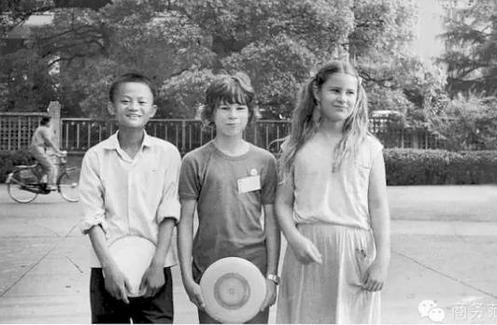 马云精彩瞬间回顾:还是童年青涩照最引人