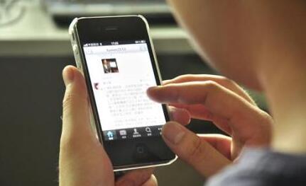 美国网民手机上网时间占44% Facebook第一_