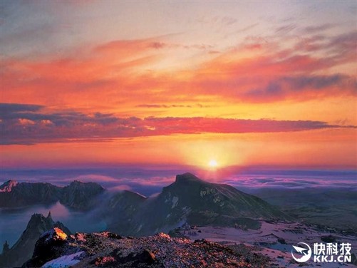 壁纸八:白头山日出,白头山是一座位于中朝边境的活火山.