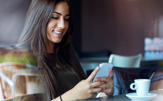 手机没电忙着找咖啡馆?有这张凳子就足够了_