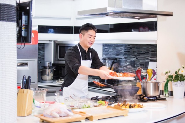 (刘强东直播做饭,图片来自:新浪)